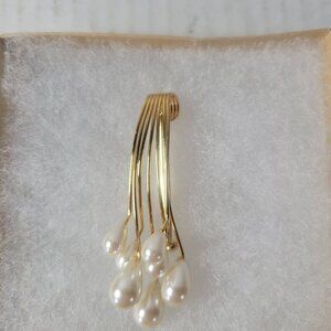 Vintage Gold-Tone Classic Elegant Sophisticated Dangling Faux Pearl Drop Brooch